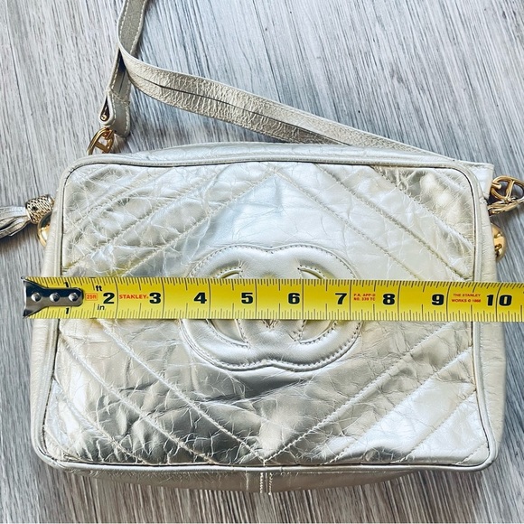CHROME GOLD LEATHER SHOULDER CROSSBODYEMBOSSED GOLD TONE HARDWARE HIGH FASHION - Picture 13 of 17